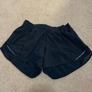 LULULEMON🍋 🖤Black Hotty Hot shorts, size 6🖤